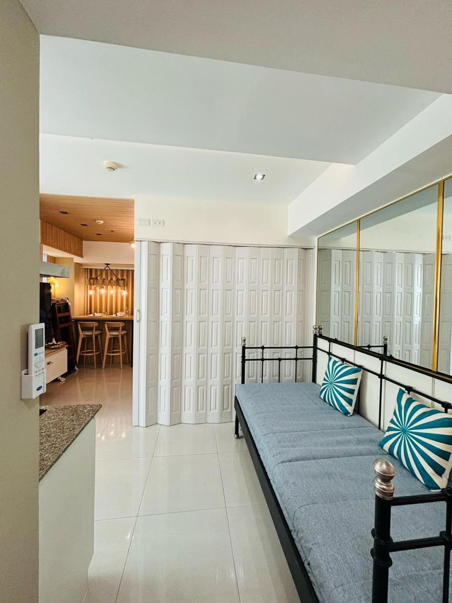 Manila Urban Resort At Azure Exterior foto